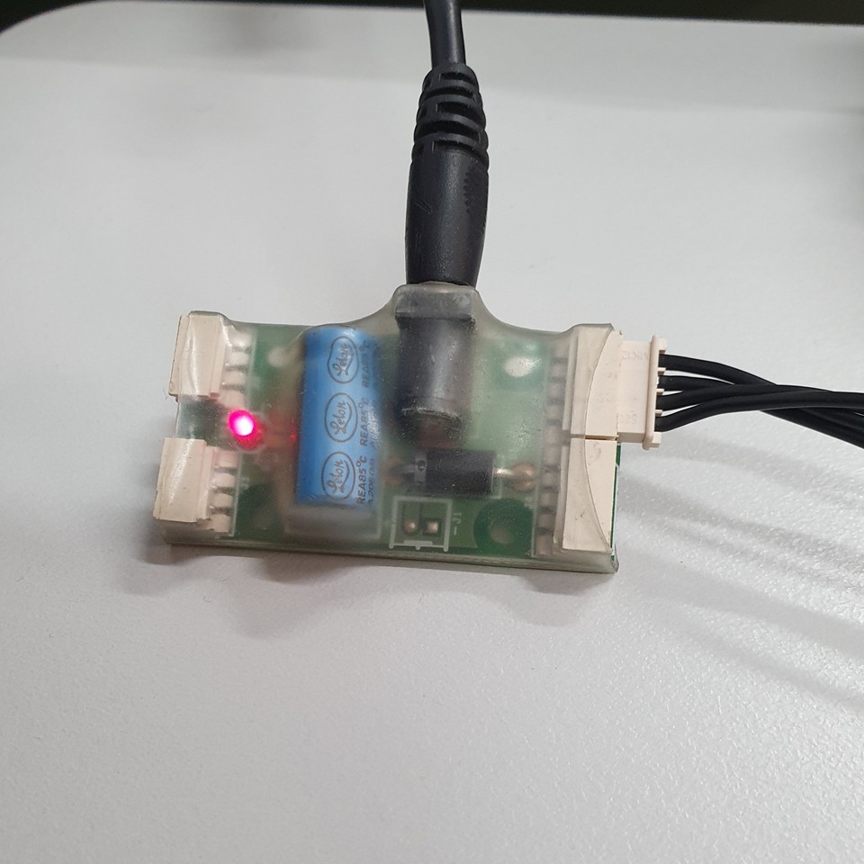 Photo of the servo cable connected to the power attachment of the USB2Dynamixel